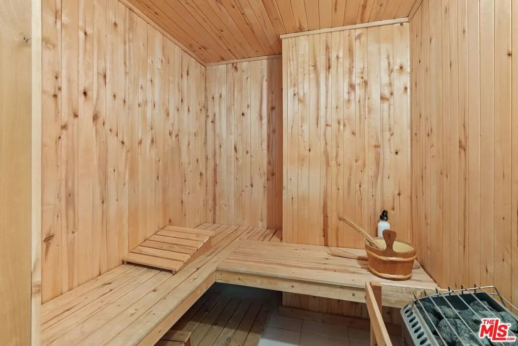 3541 Westfall Drive, Encino, California 91436 home-pic-18